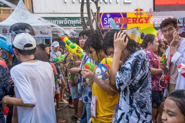 Siam Meydanı, Bangkok, Tayland - APR 13, 2024 Songkran Festivali, Tayland 'ın Siam Meydanı Bangkok kentinde insanların yeni yıl kutlamalarına katılması.