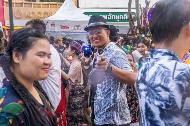 Siam Meydanı, Bangkok, Tayland - APR 13, 2024 Songkran Festivali, Tayland 'ın Siam Meydanı Bangkok kentinde insanların yeni yıl kutlamalarına katılması.