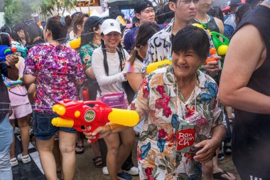 Siam Meydanı, Bangkok, Tayland - APR 13, 2024 Songkran Festivali, Tayland 'ın Siam Meydanı Bangkok kentinde insanların yeni yıl kutlamalarına katılması.