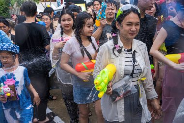 Siam Meydanı, Bangkok, Tayland - APR 13, 2024 Songkran Festivali, Tayland 'ın Siam Meydanı Bangkok kentinde insanların yeni yıl kutlamalarına katılması.