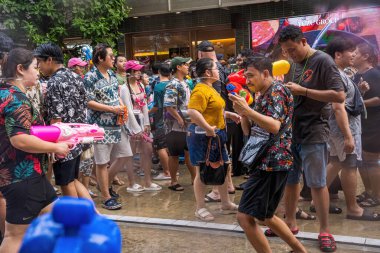 Siam Meydanı, Bangkok, Tayland - APR 13, 2024 Songkran Festivali, Tayland 'ın Siam Meydanı Bangkok kentinde insanların yeni yıl kutlamalarına katılması.
