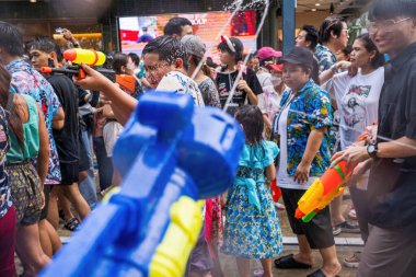Siam Meydanı, Bangkok, Tayland - APR 13, 2024 Songkran Festivali, Tayland 'ın Siam Meydanı Bangkok kentinde insanların yeni yıl kutlamalarına katılması.