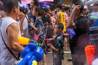 Siam Meydanı, Bangkok, Tayland - APR 13, 2024 Songkran Festivali, Tayland 'ın Siam Meydanı Bangkok kentinde insanların yeni yıl kutlamalarına katılması.