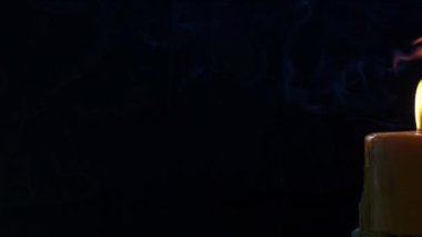 Yayılan alevler büyük bir mumdan püskürdü.