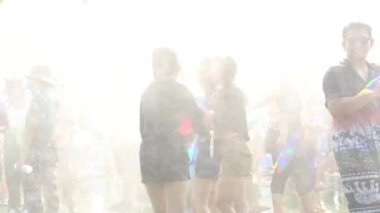 Sanam Luang, Bangkok, Tayland - APR 14, 2024 Songkran Festivali, Tayland 'ın başkenti Sanam Luang Bangkok' ta yapılan Yeni Yıl veya Songkran kutlamalarına katılan insanlar