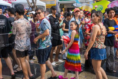 Siam Meydanı, Bangkok, Tayland - APR 13, 2024 Songkran Festivali, Tayland 'ın Siam Meydanı Bangkok kentinde insanların yeni yıl kutlamalarına katılması.