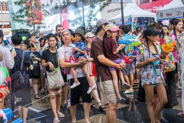 Siam Meydanı, Bangkok, Tayland - APR 13, 2024 Songkran Festivali, Tayland 'ın Siam Meydanı Bangkok kentinde insanların yeni yıl kutlamalarına katılması.