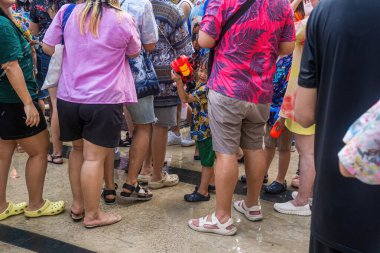 Siam Meydanı, Bangkok, Tayland - APR 13, 2024 Songkran Festivali, Tayland 'ın Siam Meydanı Bangkok kentinde insanların yeni yıl kutlamalarına katılması.