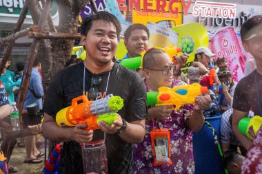 Siam Meydanı, Bangkok, Tayland - APR 13, 2024 Songkran Festivali, Tayland 'ın Siam Meydanı Bangkok kentinde insanların yeni yıl kutlamalarına katılması.