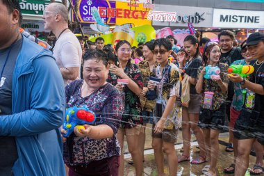 Siam Meydanı, Bangkok, Tayland - APR 13, 2024 Songkran Festivali, Tayland 'ın Siam Meydanı Bangkok kentinde insanların yeni yıl kutlamalarına katılması.