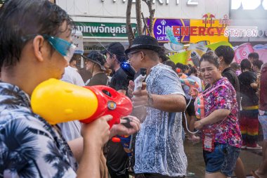 Siam Meydanı, Bangkok, Tayland - APR 13, 2024 Songkran Festivali, Tayland 'ın Siam Meydanı Bangkok kentinde insanların yeni yıl kutlamalarına katılması.
