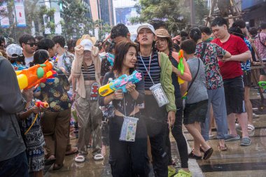 Siam Meydanı, Bangkok, Tayland - APR 13, 2024 Songkran Festivali, Tayland 'ın Siam Meydanı Bangkok kentinde insanların yeni yıl kutlamalarına katılması.