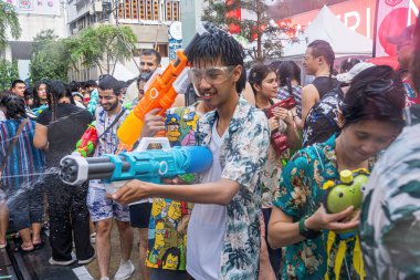 Siam Meydanı, Bangkok, Tayland - APR 13, 2024 Songkran Festivali, Tayland 'ın Siam Meydanı Bangkok kentinde insanların yeni yıl kutlamalarına katılması.