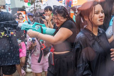Siam Meydanı, Bangkok, Tayland - APR 13, 2024 Songkran Festivali, Tayland 'ın Siam Meydanı Bangkok kentinde insanların yeni yıl kutlamalarına katılması.