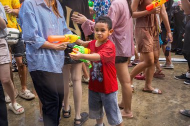 Siam Meydanı, Bangkok, Tayland - APR 13, 2024 Songkran Festivali, Tayland 'ın Siam Meydanı Bangkok kentinde insanların yeni yıl kutlamalarına katılması.