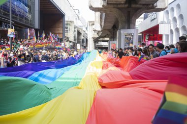 Bangkok, Tayland - 4 Haziran 2023 Siyam Merkezi Özgürlük ve Gurur Dünyası 2023, İnsanların kısa eylem ve atmosferi kutlamalara katılıyor.