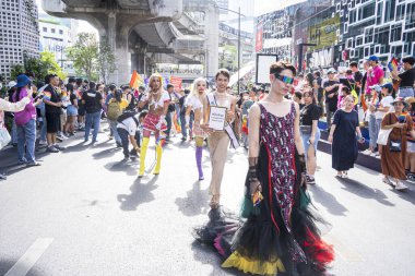 Bangkok, Tayland - 4 Haziran 2023 Siyam Merkezi Özgürlük ve Gurur Dünyası 2023, İnsanların kısa eylem ve atmosferi kutlamalara katılıyor.