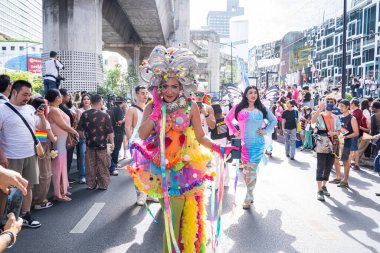 Bangkok, Tayland - 4 Haziran 2023 Siyam Merkezi Özgürlük ve Gurur Dünyası 2023, İnsanların kısa eylem ve atmosferi kutlamalara katılıyor.