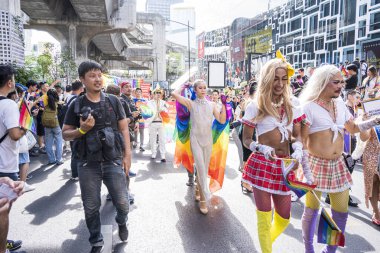 Bangkok, Tayland - 4 Haziran 2023 Siyam Merkezi Özgürlük ve Gurur Dünyası 2023, İnsanların kısa eylem ve atmosferi kutlamalara katılıyor.