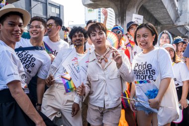 Bangkok, Tayland - 4 Haziran 2023 Siyam Merkezi Özgürlük ve Gurur Dünyası 2023, İnsanların kısa eylem ve atmosferi kutlamalara katılıyor.