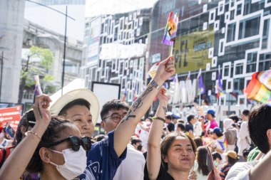 Bangkok, Tayland - 4 Haziran 2023 Siyam Merkezi Özgürlük ve Gurur Dünyası 2023, İnsanların kısa eylem ve atmosferi kutlamalara katılıyor.