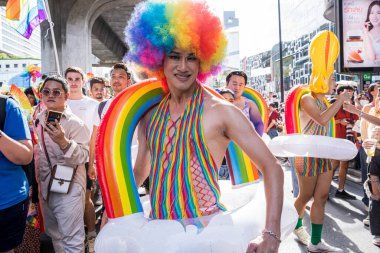 Bangkok, Tayland - 4 Haziran 2023 Siyam Merkezi Özgürlük ve Gurur Dünyası 2023, İnsanların kısa eylem ve atmosferi kutlamalara katılıyor.