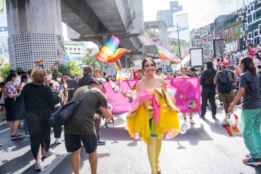 Bangkok, Tayland - 4 Haziran 2023 Siyam Merkezi Özgürlük ve Gurur Dünyası 2023, İnsanların kısa eylem ve atmosferi kutlamalara katılıyor.