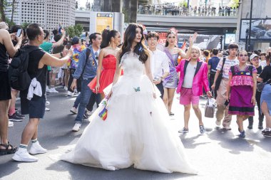Bangkok, Tayland - 4 Haziran 2023 Siyam Merkezi Özgürlük ve Gurur Dünyası 2023, İnsanların kısa eylem ve atmosferi kutlamalara katılıyor.