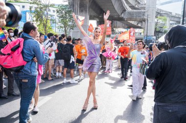 Bangkok, Tayland - 4 Haziran 2023 Siyam Merkezi Özgürlük ve Gurur Dünyası 2023, İnsanların kısa eylem ve atmosferi kutlamalara katılıyor.