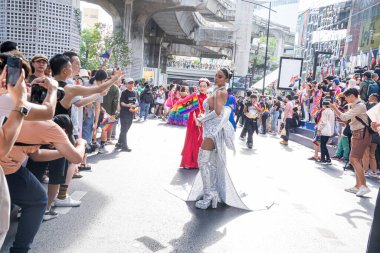 Bangkok, Tayland - 4 Haziran 2023 Siyam Merkezi Özgürlük ve Gurur Dünyası 2023, İnsanların kısa eylem ve atmosferi kutlamalara katılıyor.