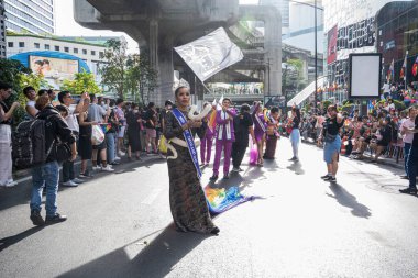 Bangkok, Tayland - 4 Haziran 2023 Siyam Merkezi Özgürlük ve Gurur Dünyası 2023, İnsanların kısa eylem ve atmosferi kutlamalara katılıyor.
