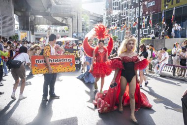 Bangkok, Tayland - 4 Haziran 2023 Siyam Merkezi Özgürlük ve Gurur Dünyası 2023, İnsanların kısa eylem ve atmosferi kutlamalara katılıyor.