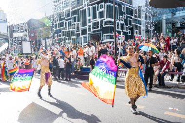 Bangkok, Tayland - 4 Haziran 2023 Siyam Merkezi Özgürlük ve Gurur Dünyası 2023, İnsanların kısa eylem ve atmosferi kutlamalara katılıyor.