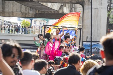 Bangkok, Tayland - 4 Haziran 2023 Siyam Merkezi Özgürlük ve Gurur Dünyası 2023, İnsanların kısa eylem ve atmosferi kutlamalara katılıyor.