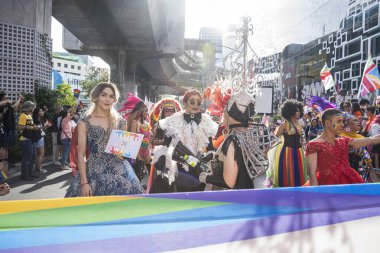 Bangkok, Tayland - 4 Haziran 2023 Siyam Merkezi Özgürlük ve Gurur Dünyası 2023, İnsanların kısa eylem ve atmosferi kutlamalara katılıyor.