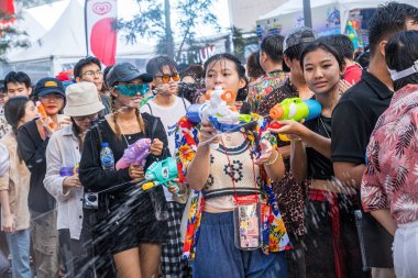 Siam Meydanı, Bangkok, Tayland - APR 13, 2024 Songkran Festivali, Tayland 'ın Siam Meydanı Bangkok kentinde insanların yeni yıl kutlamalarına katılması.
