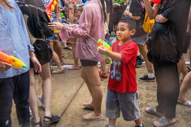 Siam Meydanı, Bangkok, Tayland - APR 13, 2024 Songkran Festivali, Tayland 'ın Siam Meydanı Bangkok kentinde insanların yeni yıl kutlamalarına katılması.