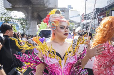 Bangkok, Tayland - 4 Haziran 2023 Siyam Merkezi Özgürlük ve Gurur Dünyası 2023, İnsanların kısa eylem ve atmosferi kutlamalara katılıyor.
