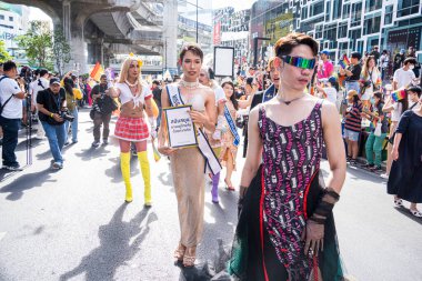 Bangkok, Tayland - 4 Haziran 2023 Siyam Merkezi Özgürlük ve Gurur Dünyası 2023, İnsanların kısa eylem ve atmosferi kutlamalara katılıyor.