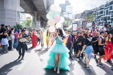 Bangkok, Tayland - 4 Haziran 2023 Siyam Merkezi Özgürlük ve Gurur Dünyası 2023, İnsanların kısa eylem ve atmosferi kutlamalara katılıyor.