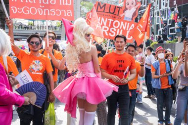 Bangkok, Tayland - 4 Haziran 2023 Siyam Merkezi Özgürlük ve Gurur Dünyası 2023, İnsanların kısa eylem ve atmosferi kutlamalara katılıyor.