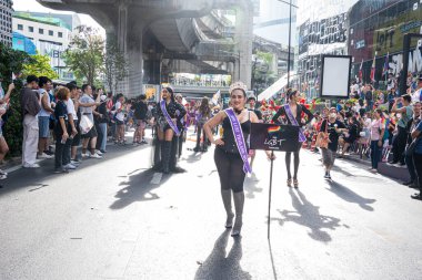 Bangkok, Tayland - 4 Haziran 2023 Siyam Merkezi Özgürlük ve Gurur Dünyası 2023, İnsanların kısa eylem ve atmosferi kutlamalara katılıyor.