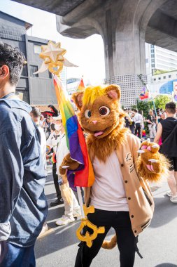 Bangkok, Tayland - 4 Haziran 2023 Siyam Merkezi Özgürlük ve Gurur Dünyası 2023, İnsanların kısa eylem ve atmosferi kutlamalara katılıyor.