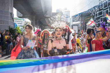 Bangkok, Tayland - 4 Haziran 2023 Siyam Merkezi Özgürlük ve Gurur Dünyası 2023, İnsanların kısa eylem ve atmosferi kutlamalara katılıyor.