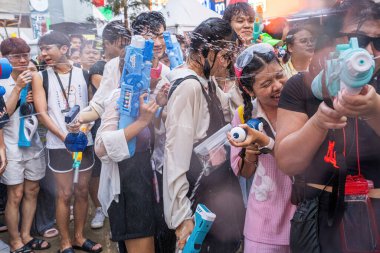 Siam Meydanı, Bangkok, Tayland - APR 13, 2024 Songkran Festivali, Tayland 'ın Siam Meydanı Bangkok kentinde insanların yeni yıl kutlamalarına katılması.