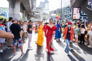 Bangkok, Tayland - 4 Haziran 2023 Siyam Merkezi Özgürlük ve Gurur Dünyası 2023, İnsanların kısa eylem ve atmosferi kutlamalara katılıyor.