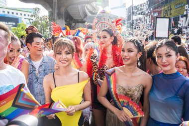 Bangkok, Tayland - 4 Haziran 2023 Siyam Merkezi Özgürlük ve Gurur Dünyası 2023, İnsanların kısa eylem ve atmosferi kutlamalara katılıyor.