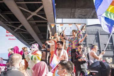 Bangkok, Tayland - 4 Haziran 2023 Siyam Merkezi Özgürlük ve Gurur Dünyası 2023, İnsanların kısa eylem ve atmosferi kutlamalara katılıyor.