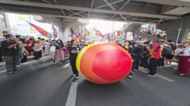 Bangkok, Tayland - 4 Haziran 2023 Siyam Merkezi Özgürlük ve Gurur Dünyası 2023, İnsanların kısa eylem ve atmosferi kutlamalara katılıyor.