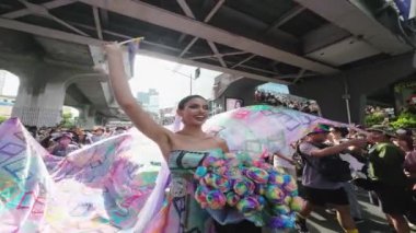 Bangkok, Tayland - 4 Haziran 2023 Siyam Merkezi Özgürlük ve Gurur Dünyası 2023, İnsanların kısa eylem ve atmosferi kutlamalara katılıyor.